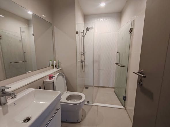 room interior and bathroom of Life Asoke Hype