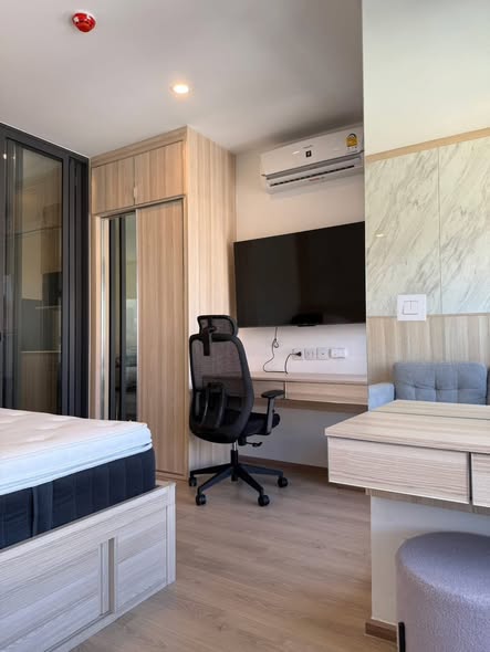 bedroom and room interior of Life Rama 4 – Asoke