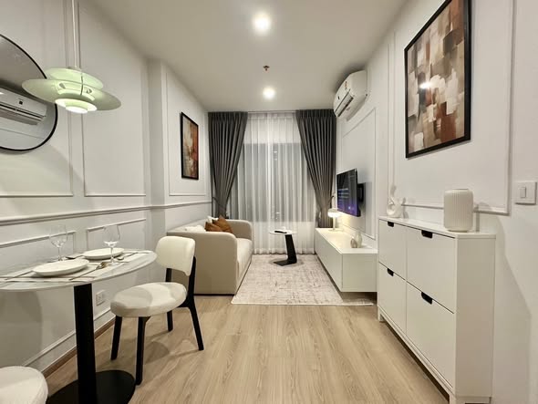 living room and bathroom of Life Rama 4 – Asoke