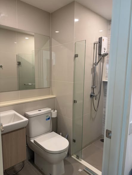 room interior and bathroom of Life Rama 4 – Asoke