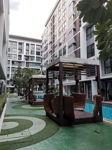 pool of Metro Sky Ratchada