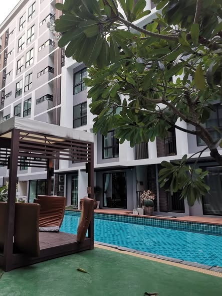 pool of Metro Sky Ratchada