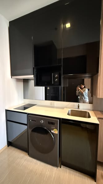 kitchen of Noble Around Ari