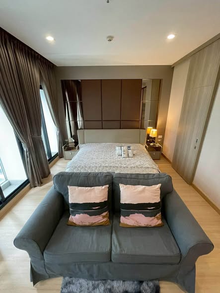 living room and bedroom of Noble Ploenchit
