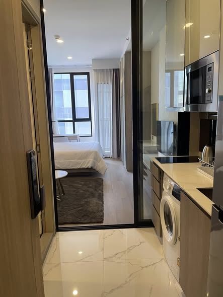 bedroom and room interior of Park​ Origin​ Phaya Thai