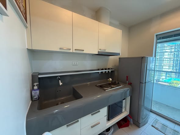 kitchen of Q House Condo Sathon