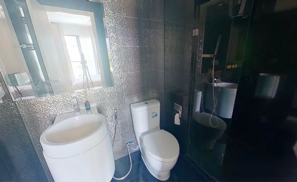 bathroom of Rhythm Sukhumvit 36-38