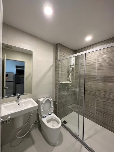 room interior and bathroom of Supalai Veranda Ramkhamhaeng