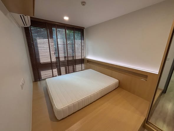 bedroom and bathroom of TAKA HAUS ทากะ เฮาส์