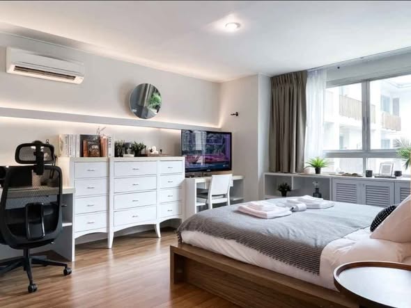 bedroom of The Clover