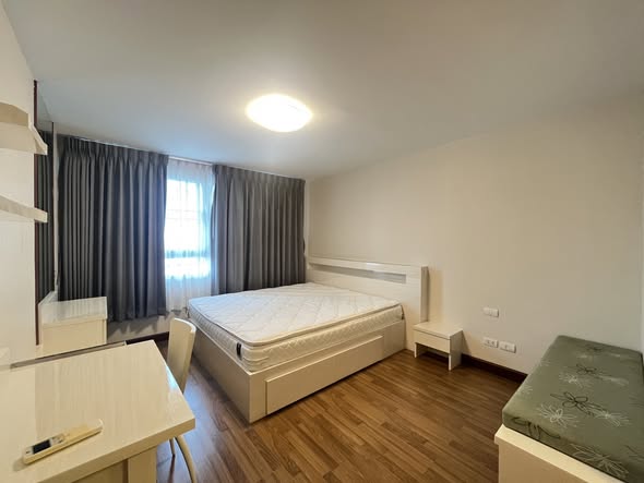 bedroom of The Clover