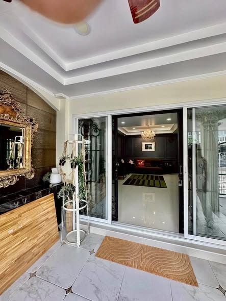 The Editor Saphan Khwai