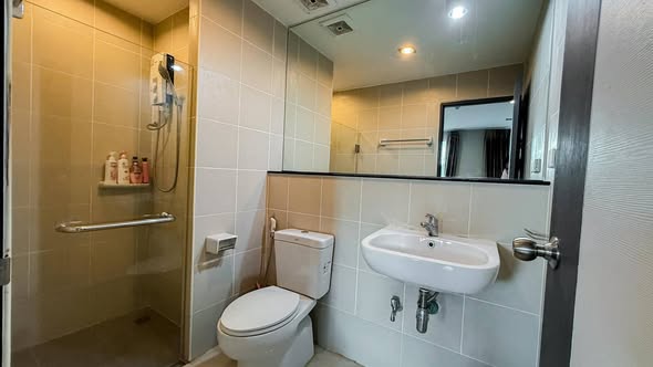 bathroom of The One Plus+ @Srinakarin