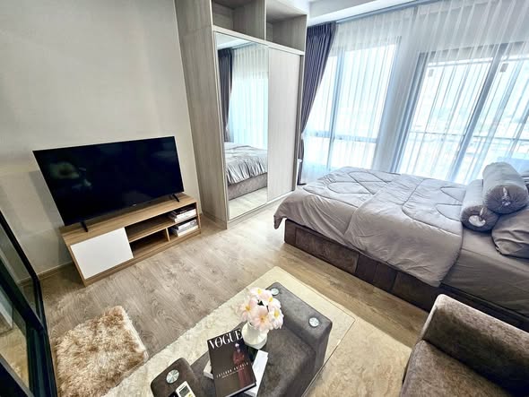 bedroom and living room of The Tree Pattanakarn-Ekkamai