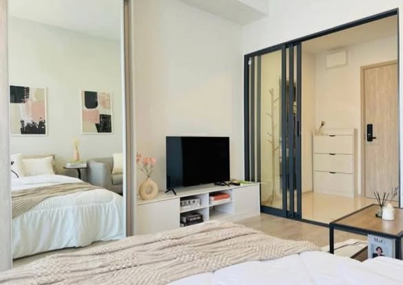 bedroom and room interior of The Tree Pattanakarn-Ekkamai