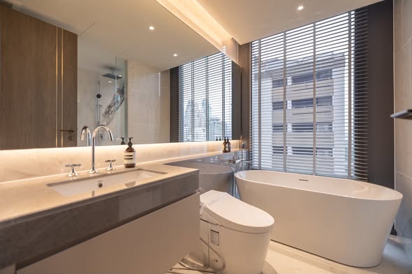 bathroom of Tonson One Residence ต้นสน วัน เรสซิเดนซ์