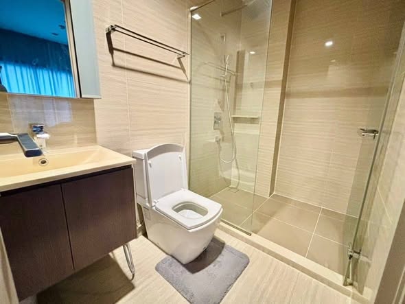 room interior and bathroom of 185 Rajadamri