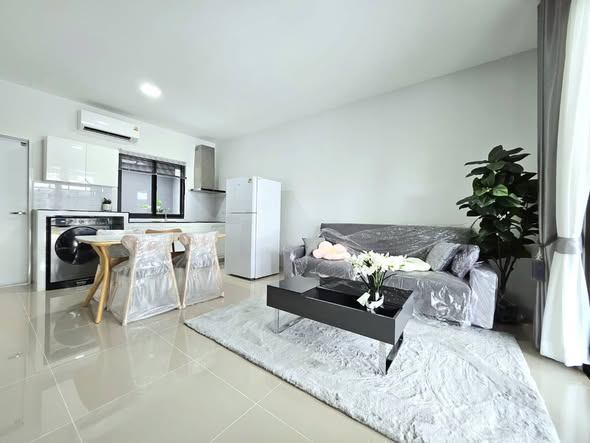 living room of พลีโน่ สุขุมวิท-บางนา 3 Pleno Sukhumvit-Bangna 3