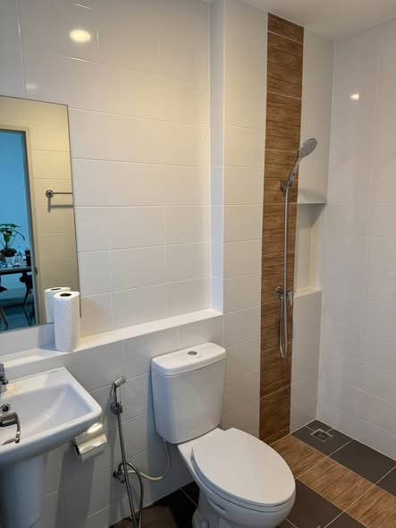 room interior and bathroom of พลีโน่ สุขุมวิท-บางนา 3 Pleno Sukhumvit-Bangna 3