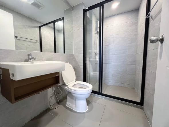 room interior and bathroom of กาลิเลโอ รัชดา 32 – GALILEO Ratchada 32