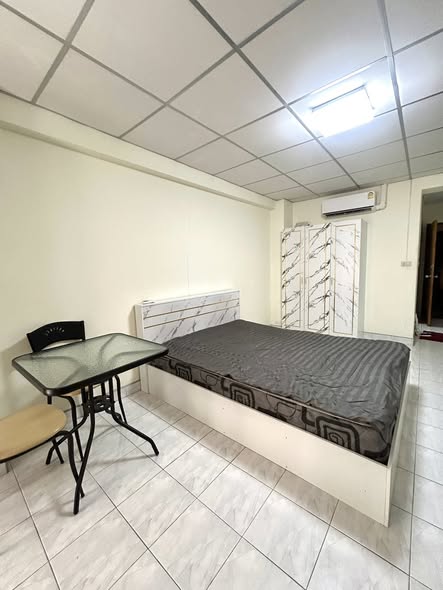 bedroom of 333 Riverside