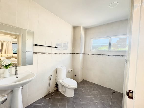 room interior and bathroom of หมู่บ้านกลางเมือง รัชดา 36