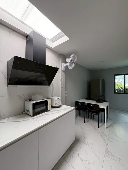 bathroom and kitchen of เพอร์เฟค พาร์ค พระราม5 – บางใหญ่
