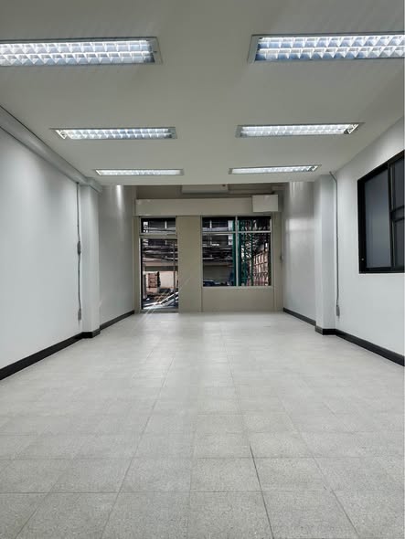 ขายอาคารพาณิชย์ 6ชั้น ใกล้ MRT สุทธิสาร หลังมุม 27 ตรว.