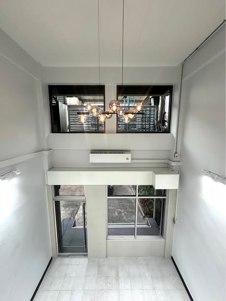 room interior of ขายอาคารพาณิชย์ 6ชั้น ใกล้ MRT สุทธิสาร หลังมุม 27 ตรว.
