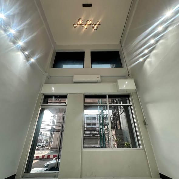 room interior of ขายอาคารพาณิชย์ 6ชั้น ใกล้ MRT สุทธิสาร หลังมุม 27 ตรว.