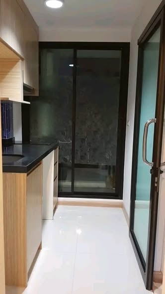 room interior and bathroom of ชาโตว์อินทาวน์ 62/1 โครงการ1 ซอยสุขุมวิท62/1