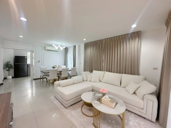 bedroom and living room of ซื่อตรง เจ็มส์/โคซี่/พรีเมี่ยม – บางบัวทอง 340 (Suetrong Gems/Cozy/Premium Bangbuathong 340)