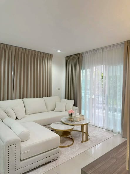 bedroom and living room of ซื่อตรง เจ็มส์/โคซี่/พรีเมี่ยม – บางบัวทอง 340 (Suetrong Gems/Cozy/Premium Bangbuathong 340)