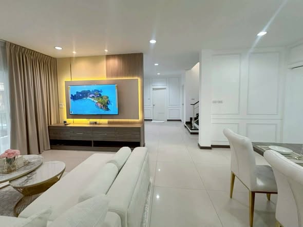 bedroom and living room of ซื่อตรง เจ็มส์/โคซี่/พรีเมี่ยม – บางบัวทอง 340 (Suetrong Gems/Cozy/Premium Bangbuathong 340)
