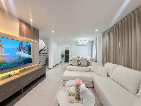 living room of ซื่อตรง เจ็มส์/โคซี่/พรีเมี่ยม – บางบัวทอง 340 (Suetrong Gems/Cozy/Premium Bangbuathong 340)
