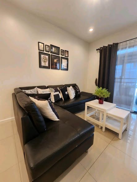 living room and bedroom of พาทิโอ ศรีนครินทร์ – พระราม9