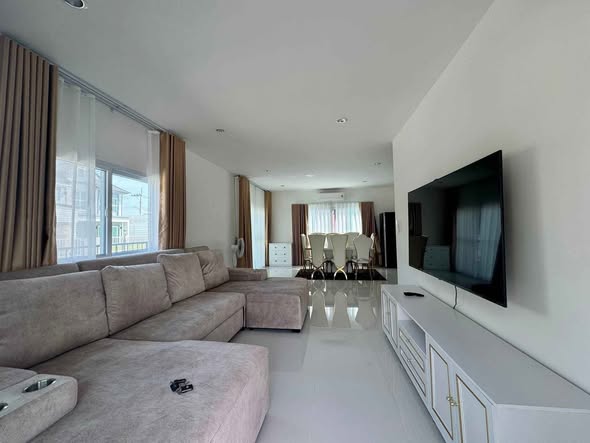 bedroom and living room of แกรนด์ สิวารมณ์ (สุขุมวิท – บางปู)
