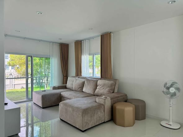 bedroom and living room of แกรนด์ สิวารมณ์ (สุขุมวิท – บางปู)