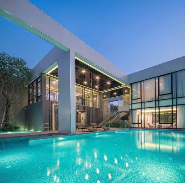 pool and room interior of บ้านกลางเมือง พระราม 9 – กรุงเทพกรีฑา