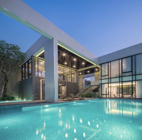 pool and room interior of บ้านกลางเมือง พระราม 9 – กรุงเทพกรีฑา