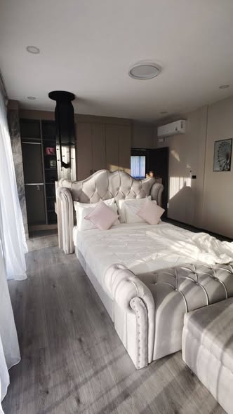 living room and bedroom of บ้านพักพลูวิลล่า 965 poolvilla ติดทะเล