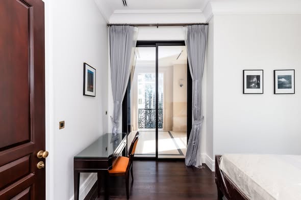 bedroom of 98 Wireless