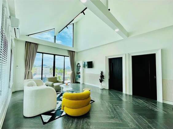 living room and room interior of พูลวิลล่ากรุงเทพ แบริ่ง A