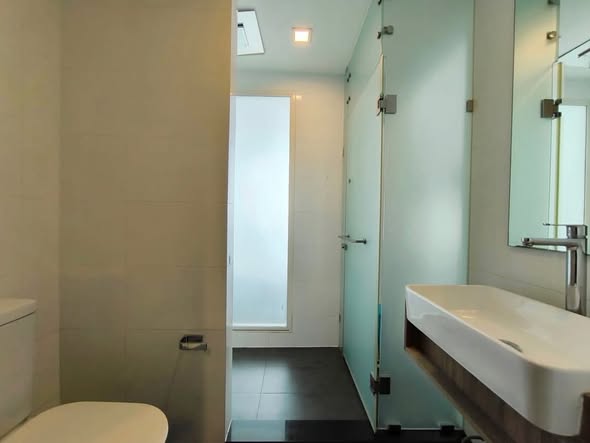 room interior and bathroom of A Space ID Asok-Ratchada
