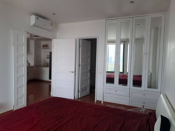bedroom and room interior of Aguston Sukhumvit 22