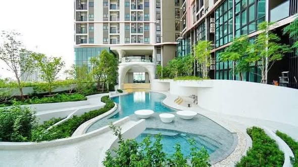 pool of Altitude Unicorn Sathorn