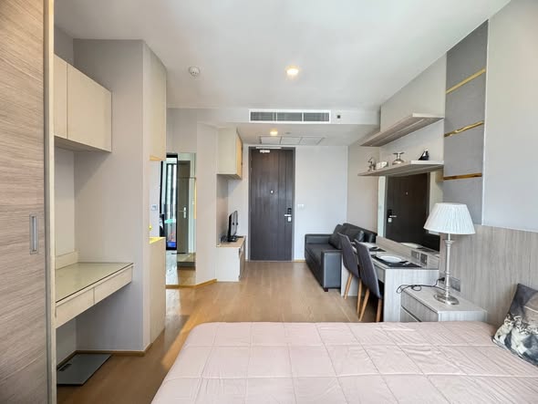 bedroom and room interior of Ashton Chula-Silom