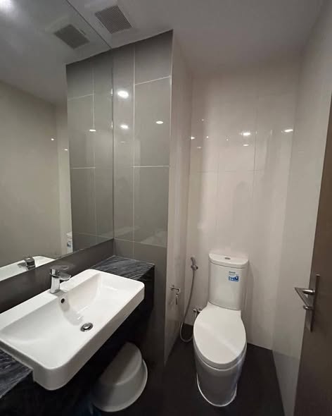room interior and bathroom of Ashton Chula-Silom