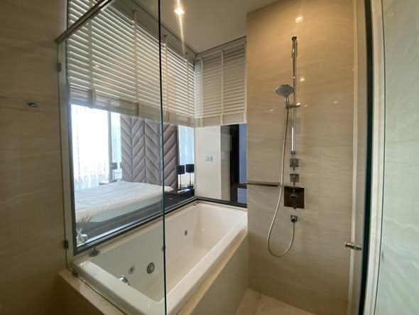 bathroom of Ashton Silom