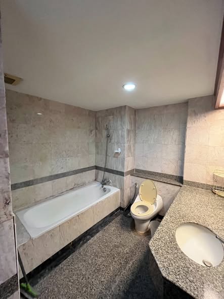 bathroom of Asoke Place
